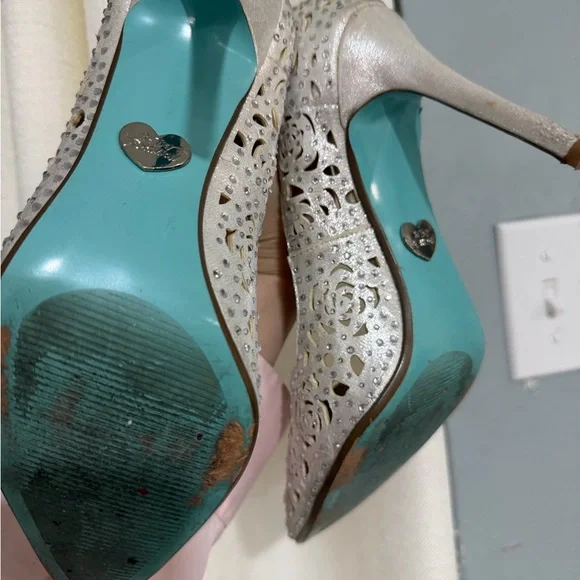 Elegant Silver Women's Heels - Picture 3 of 3